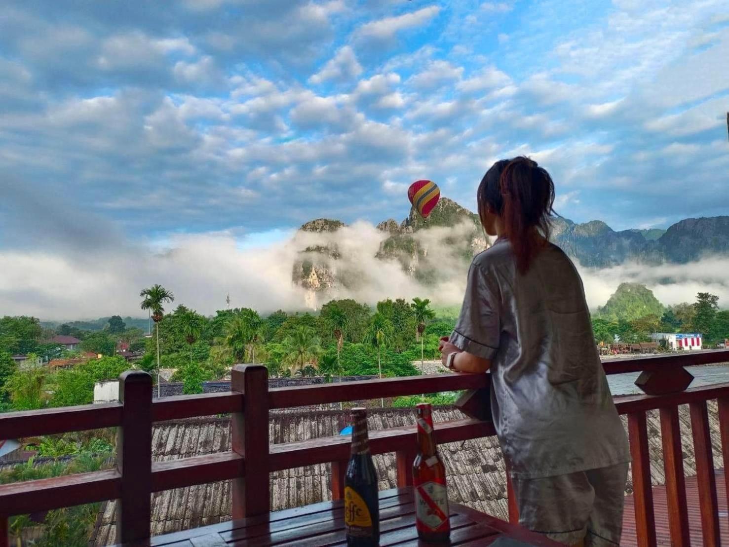 Vang Vieng Hana River View Hotel & Travel ภายนอก รูปภาพ