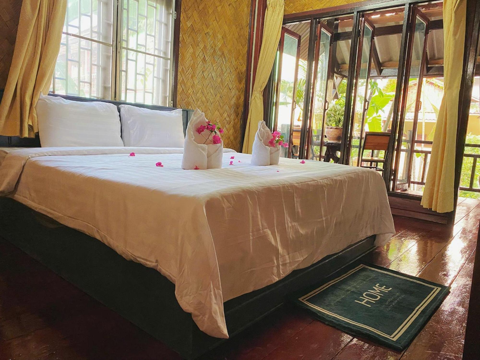 Vang Vieng Hana River View Hotel & Travel ภายนอก รูปภาพ